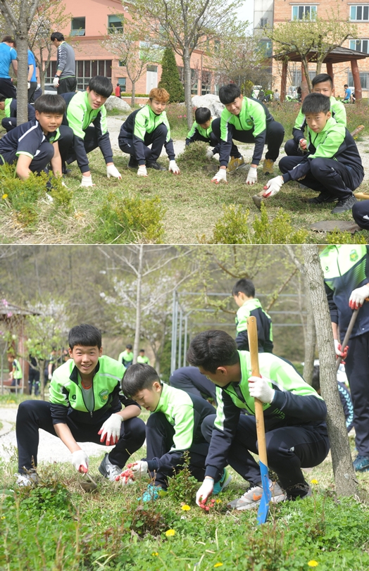 봉사활동을 펼치고 있는 전북 현대 유소년 선수단. /사진=전북 현대 제공