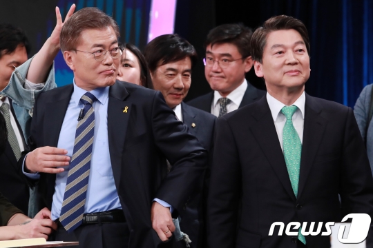 문재인-안철수 대선 후보./사진=뉴스1<br /><br />
<br /><br />
