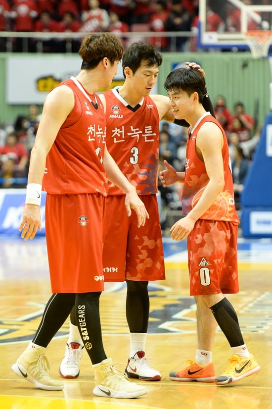 이정현(가운데)이 동료들과 이야기를 하고 있다. /사진=KBL<br /><br />
<br /><br />
