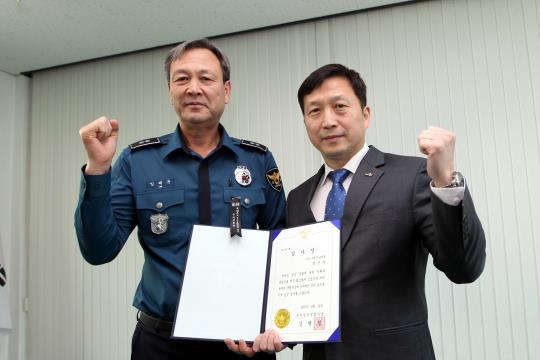 경찰로부터 감사패를 바고 있는 정연욱씨(오른쪽)/사진제공=한국마사회