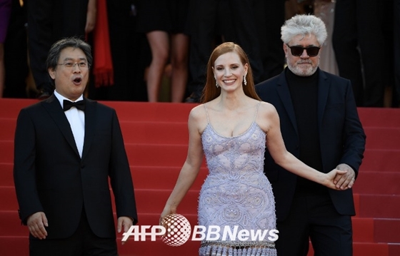 박찬욱 감독, 배우 제시카 차스테인, 페드로 알모도바르(사진 맨 왼쪽부터 오른쪽으로)/AFPBBNews=뉴스1