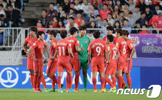한국 U-20 축구 대표팀이 선제골을 내준 뒤 서로 다함께 모여 이야기를 나누고 있다. /사진=뉴스1