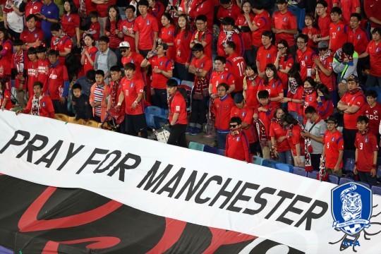 맨체스터 테러 희생자를 추모하는 붉은악마. /사진=대한축구협회 제공