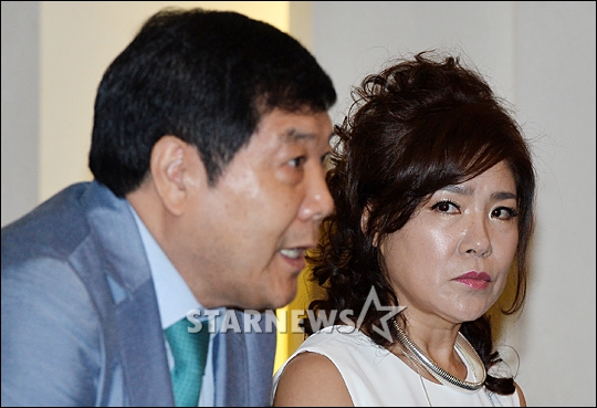 가수 김연자(오른쪽)와 홍상기 매니저 /사진=김창현 기자