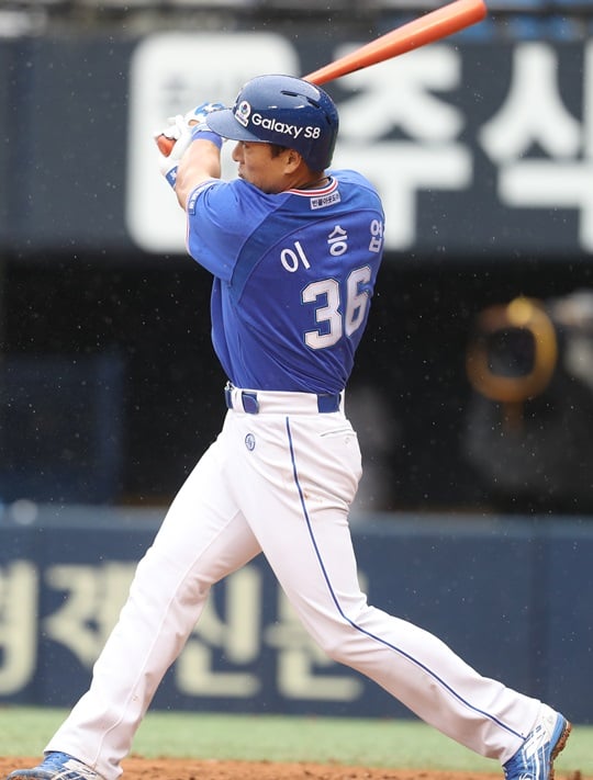결승 투런 홈런을 포함해 4타점을 쓸어담은 이승엽. /사진=삼성 라이온즈 제공<br /><br />
<br /><br />
