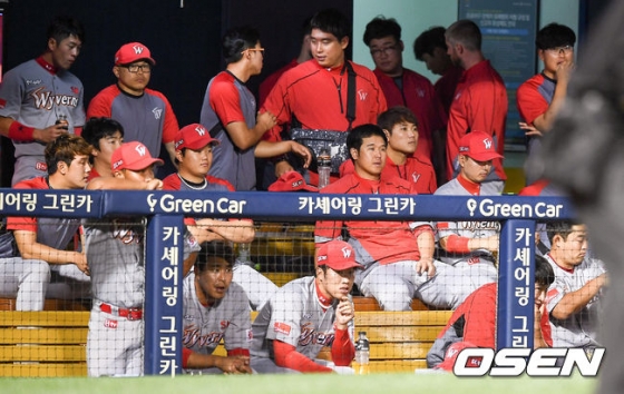 LG에 1-19로 패색이 짙어지자 아쉬워하는 SK 선수들.