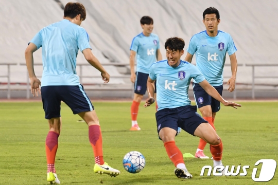 12일(한국시간) 손흥민이 선수들과 함께 훈련에 임하고 있다. /사진=뉴스1