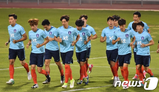12일(한국시간) 도하 첫 훈련에서 러닝을 하고 있는 대표팀. /사진=뉴스1