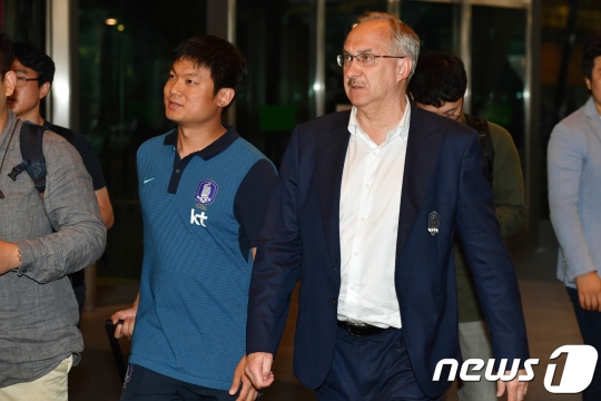 11일 오전 카타르 도하 하마드 국제공항 입국장에 들어서고 있는 슈틸리케 감독(오른쪽). /사진=뉴스1