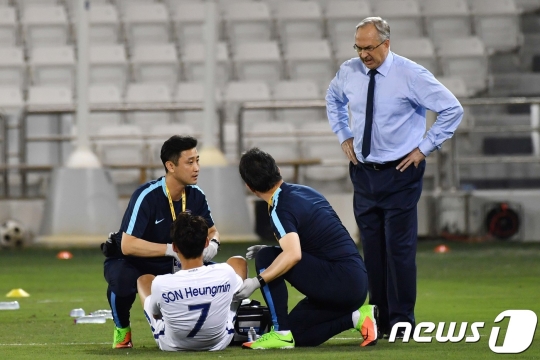  올리 슈틸리케 대한민국 축구 대표팀 감독이 14일 새벽(한국시간) 카타르 도하에 위치한 자심 빈 하마드 경기장에서 열린 '2018 러시아 월드컵 아시아지역 최종예선' A조 8차전 대한민국과 카타르의 경기에서 손흥민의 부상을 확인하고 있다. 2017.6.14/뉴스1