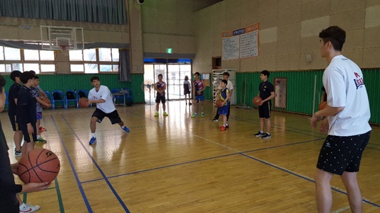 인천 전자랜드가 인천 석남중학교를 찾아 농구교실을 열었다. /사진=인천 전자랜드 제공