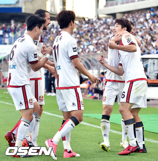하대성의 첫 골 이후 서울 선수들이 기뻐하고 있다. 