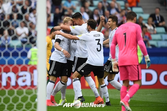슈틴들의 선제골이 터지자 기뻐하는 독일 선수들. /AFPBBNews=뉴스1