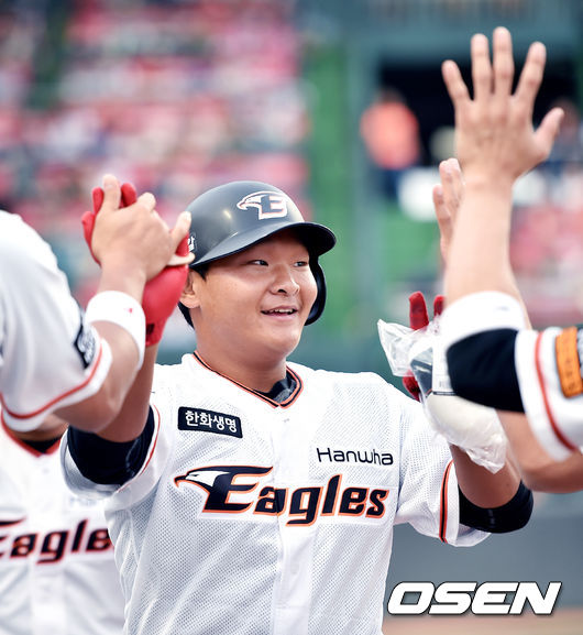 1군 데뷔 첫 타석에서 초구를 받아쳐 홈런을 만들어낸 한화 이글스 김태연.