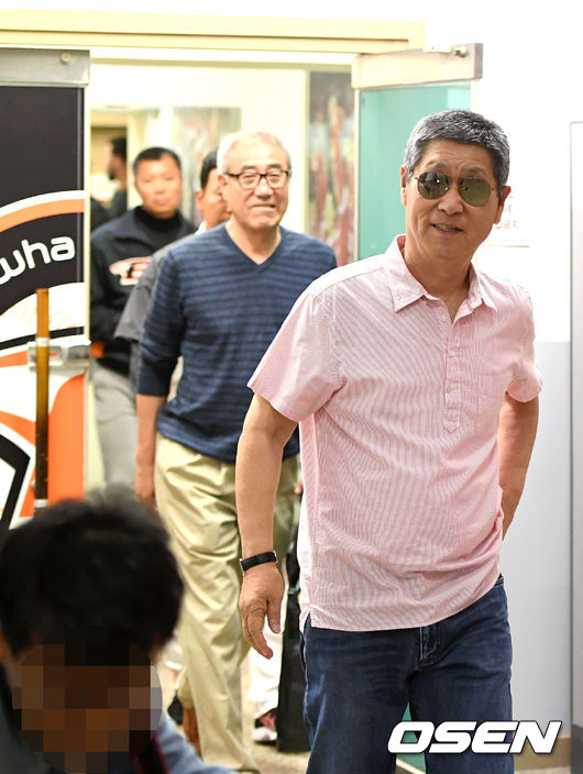 5월 24일 한화 김성근 감독(오른쪽)이 구단을 찾아 선수들과 인사를 한 뒤 밝은 표정으로 떠나고 있다.