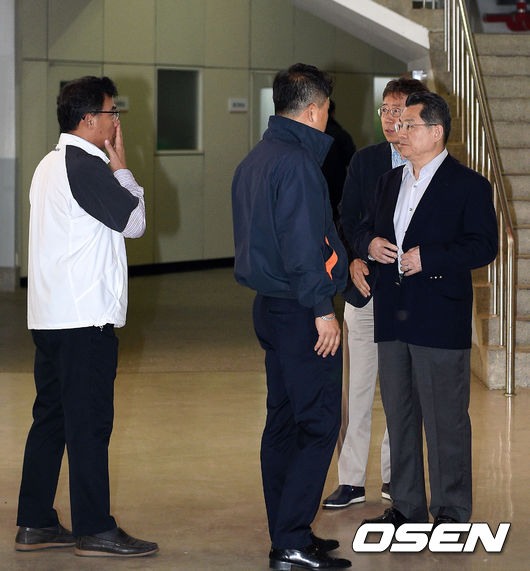 5월 24일 한화 박종훈 단장(좌)과 김신연 사장(오른쪽)이 김성근 감독과 인사를 하기 위해 클럽하우스로 이동하고 있다.