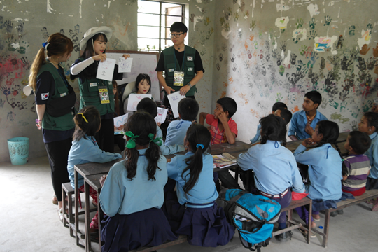 열악한 환경에도 불구하고 배우려는 네팔 아이들의 열의는 대단했다.