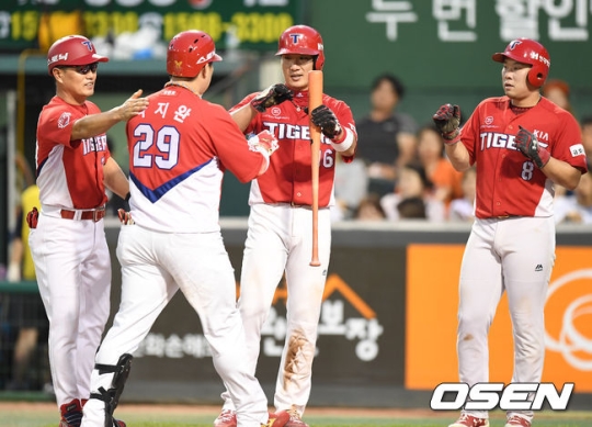 나지완이 3점 홈런을 치고 오자 기뻐하는 동료들<br /><br />
<br /><br />
