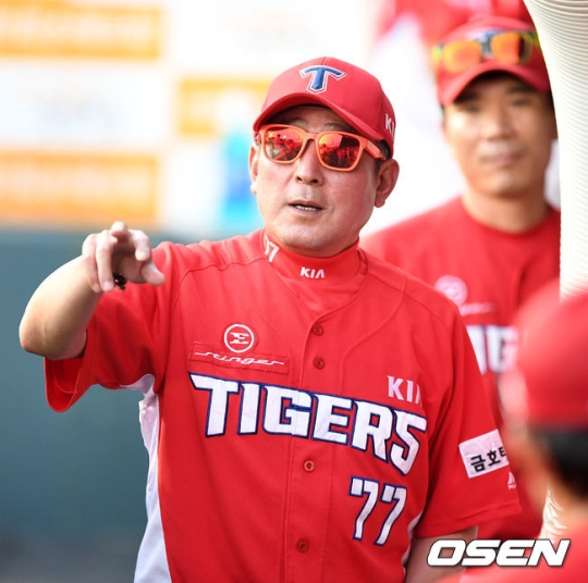 5일 선수들을 독려하고 있는 KIA 김기태 감독의 모습.<br /><br />
<br /><br />
