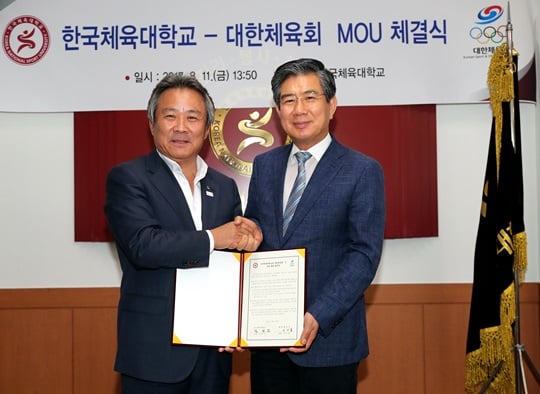 대한체육회와 한국체육대학교가 업무협약을 체결했다. 체결식에 나선 이기흥 대한체육회장과 김성조 한국체대 총장. /사진=대한체육회 제공<br /><br />
<br /><br />
