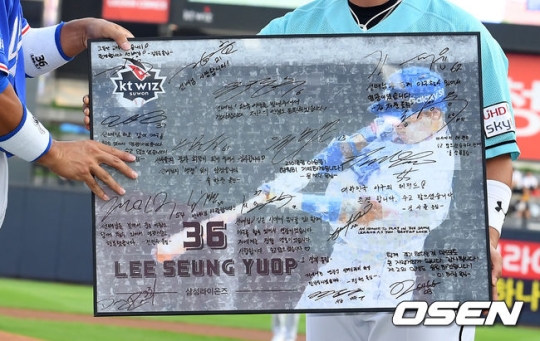 이승엽 은퇴투어 기념 액자.<br /><br />
<br /><br />
