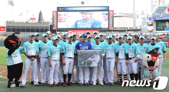 이승엽이 은퇴투어 행사에서 kt 선수들과 마지막 기념 사진을 찍고 있다./사진=뉴스1<br /><br />
<br /><br />
