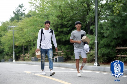 함께 입소하는 전북 현대 동료 김민재(왼쪽)와 김진수(오른쪽) /사진=대한축구협회 제공