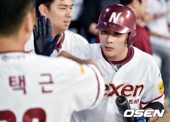홈런 이후 덕아웃에 들어와 축하를 받는 김하성(오른쪽)