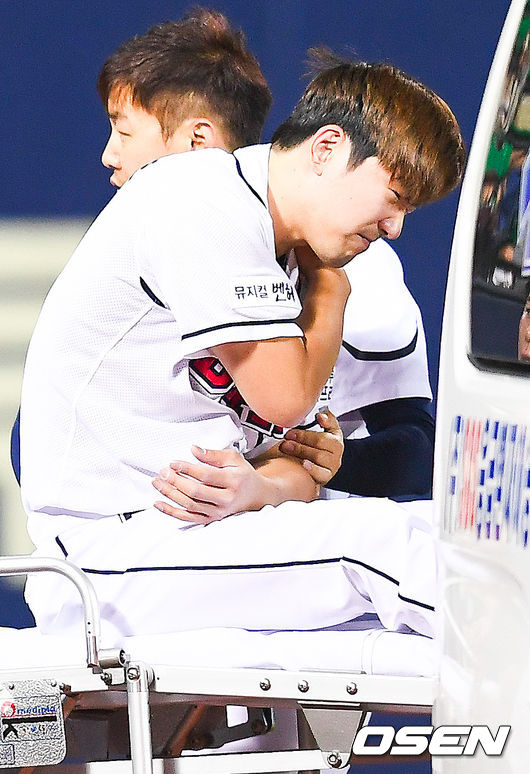 김재호가 어깨 통증을 호소하고 있다. 