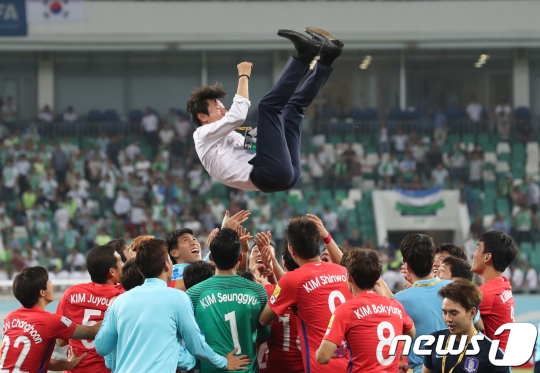 대한민국 축구대표팀 선수들이 5일 오후 (현지시간) 우즈베키스탄 타슈켄트 분요드코르 경기장에서 열린 2018 러시아 월드컵 아시아 최종예선 한국 대 우즈베키스탄 경기에서 0대0 무승부로 경기를 마치고 이란-시리아전 최종 결과를 확인한 이후 신태용 감독을 헹가래 치고 있다. /사진=뉴스1