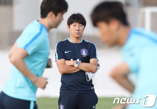 대한민국 축구대표팀 신태용 감독이 3일 오후(현지시간) 우즈베키스탄 타슈켄트 분요드코르 보조경기장에서 \'2018 러시아 월드컵 아시아 최종예선\' 우즈베키스탄전을 앞두고 선수들의 훈련을 지켜보고 있다. /사진=뉴스1