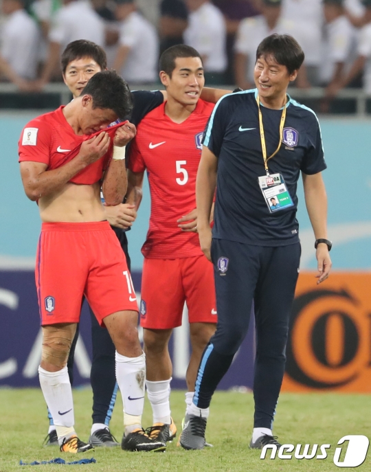  대한민국 축구대표팀 황희찬이 5일 오후 (현지시간) 우즈베키스탄 타슈켄트 분요드코르 경기장에서 열린 2018 러시아 월드컵 아시아 최종예선 한국 대 우즈베키스탄 경기에서 0대0 무승부로 경기를 마치고 눈물을 흘리고 있다. /사진=뉴스1