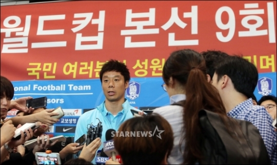 월드컵 9회 연속 본선 진출에 성공한 한국 축구 대표팀의 염기훈이 7일 오전 인천국제공항을 통해 귀국한 뒤 인터뷰를 하고 있다. /사진=김창현 기자<br /><br />
<br /><br />
