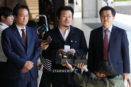 안민석 의원, 이상호 기자, 김성훈 변호사(사진 맨 왼쪽부터 오른쪽으로)/사진=이기범 기자