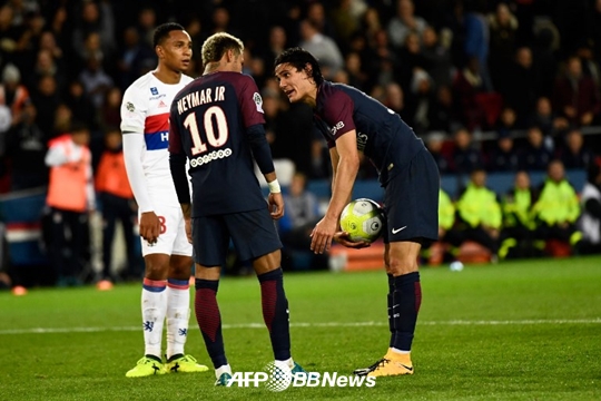 지난 18일(한국시간) PSG-리옹전에서 네이마르(좌)와 카바니가 페널티킥 키커를 두고 언쟁을 벌이고 있다. /AFPBBNews=뉴스1