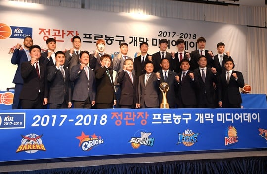 11일 있었던 KBL 미디어데이에 참석한 10개 구단 감독과 대표 선수들. /사진=KBL 제공<br /><br />
<br /><br />
