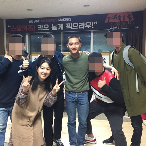 '스윙키즈' 고사 현장에서 웃고 있는 도경수와 박혜수/사진출처=인터넷 커뮤니티