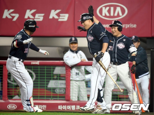 5회초 1사 1루 김재환이 투런 홈런을 치고 오재일과 세리머니를 펼치고 있다.