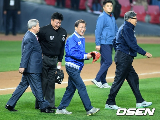 시구에 앞서 문재인 대통령(가운데)에게 인사를 하고 있는 최수원 심판위원(왼쪽에서 두 번째)<br /><br />
<br /><br />
