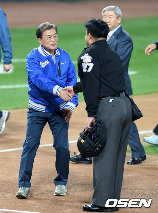 시구를 마친 뒤 문 대통령과 최 심판위원이 악수를 하고 있다