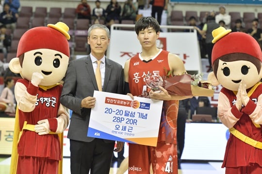 '20-20' 기념상을 수상한 오세근. /사진=KBL 제공<br /><br />
<br /><br />
