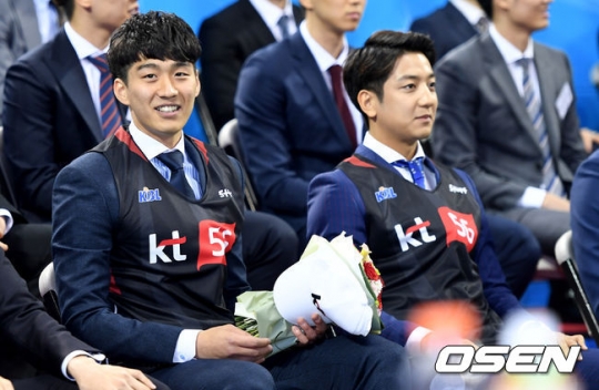나란히 KT 유니폼을 입은 양홍석(왼쪽)과 허훈(오른쪽)