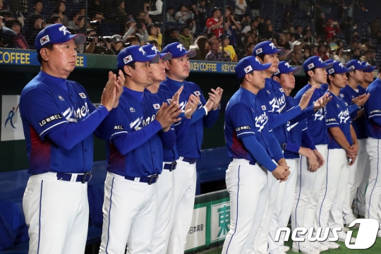시상식에서 일본팀을 향해 박수를 치고 있는 한국 대표팀./사진=뉴스1