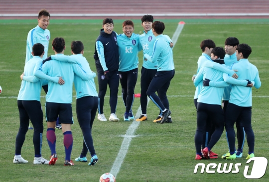 2017 동아시안컵(EAFF E-1 풋볼 챔피언십) 출전을 앞둔 대한민국 축구 국가대표팀 선수들이 7일 오후 일본 도쿄 아지노모토 스타디움 보조경기장에서 훈련을 하고 있다. /사진=뉴스1<br /><br />
<br /><br />
