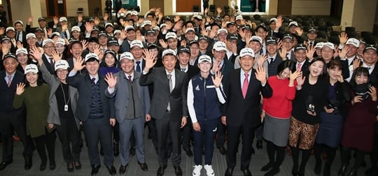 박성현 토크콘서트 단체사진./사진=하나금융그룹 제공<br /><br />
<br /><br />
