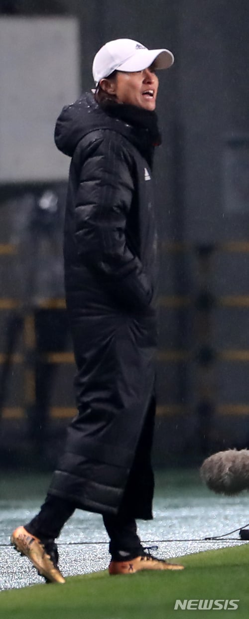일본 여자 축구 대표팀 타카쿠라 아사코 감독 /사진=뉴시스<br /><br />
<br /><br />
