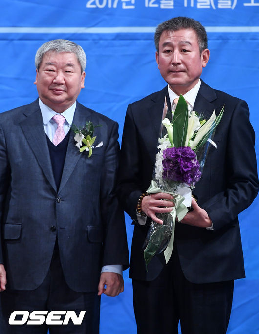 KBO 구본능 총재와 사진 촬영을 하고 있는 KIA 김기태 감독(오른쪽)
