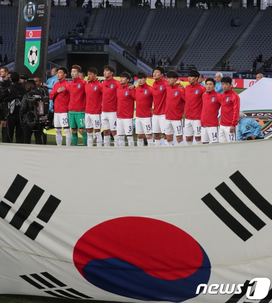 지난 12일 오후 일본 도쿄 아지노모토 스타디움에서 열린 2017 동아시안컵(EAFF E-1 풋볼 챔피언십) 대한민국과 북한의 축구경기에서 대한민국 선수들이 애국가를 부르고 있다. /사진=뉴스1