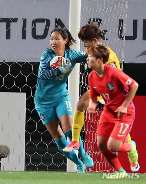 15일 오후 일본 지바 소가 스포츠파크에서 열린 2017 EAFF E-1 챔피언십 여자부 한국 대 중국의 경기에서 한국 골키퍼 김정미가 중국의 공격을 막고 있다. /사진=뉴시스