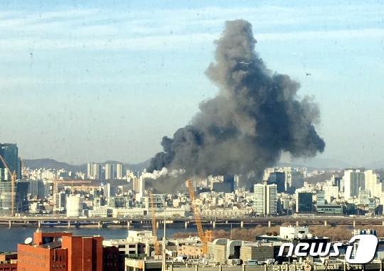 3일 오후 서울 마포구 서교동 사거리 인근 공사현장에서 화재가 발생해 검은 연기가 하늘로 치솟고 있다./사진=뉴스1